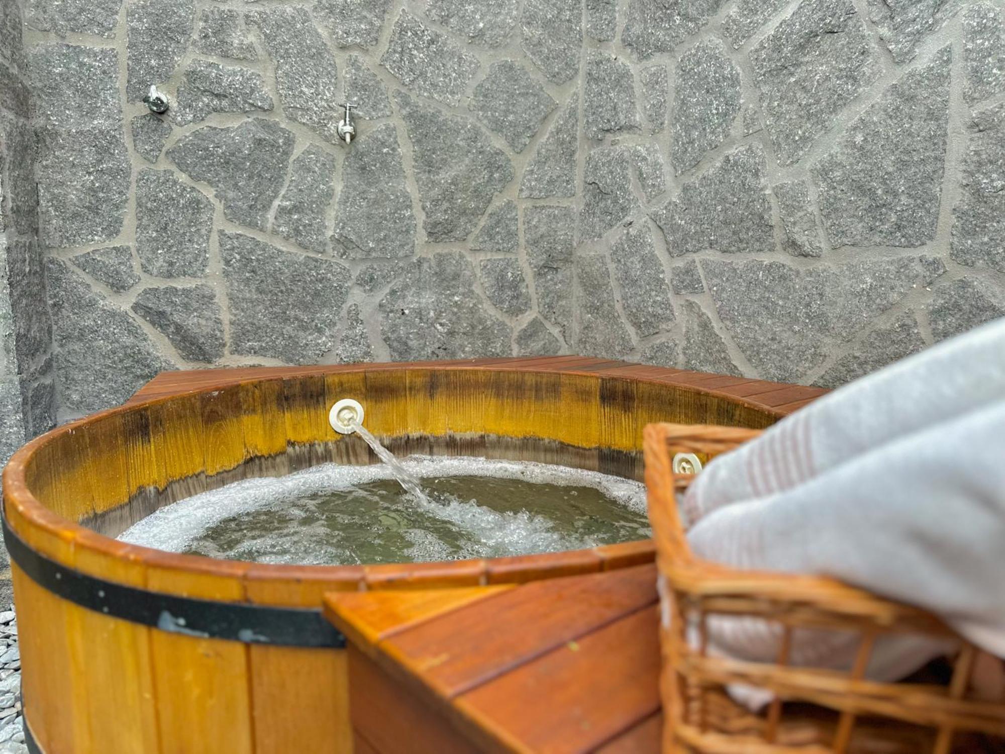 Passagem Concept Hotel E Spa Κάμπο Φρίο Εξωτερικό φωτογραφία A wooden hot tub